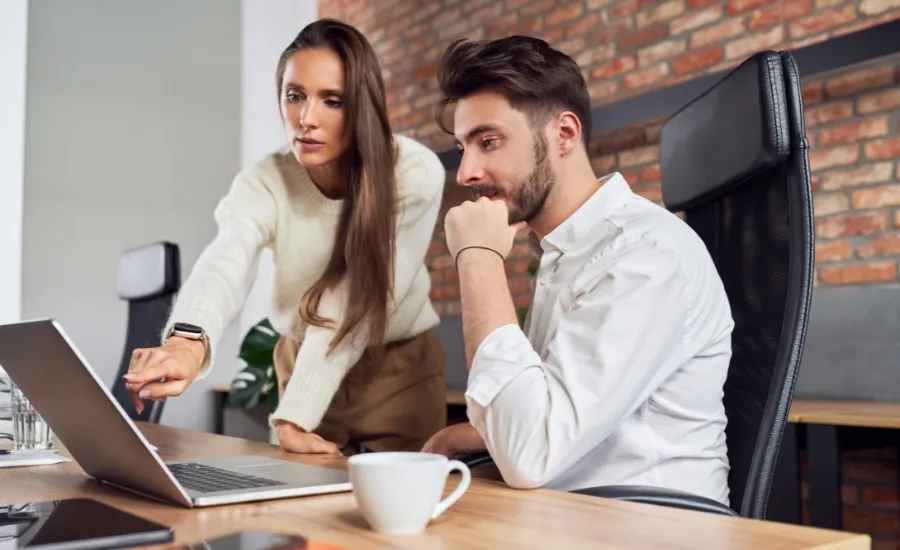 employee asking questions to manager