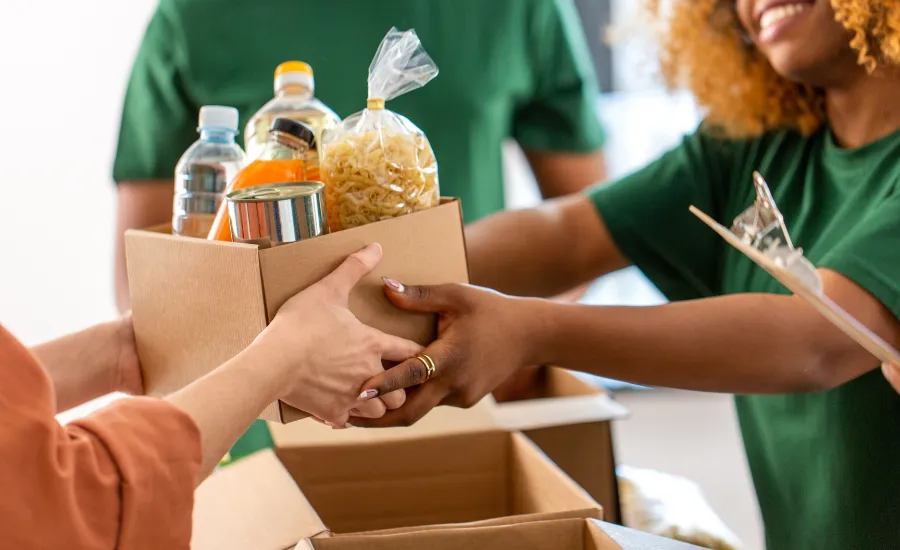 woman volunteering and giving food