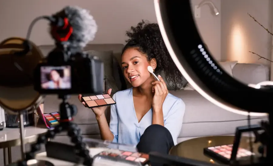 influencer working in digital marketing