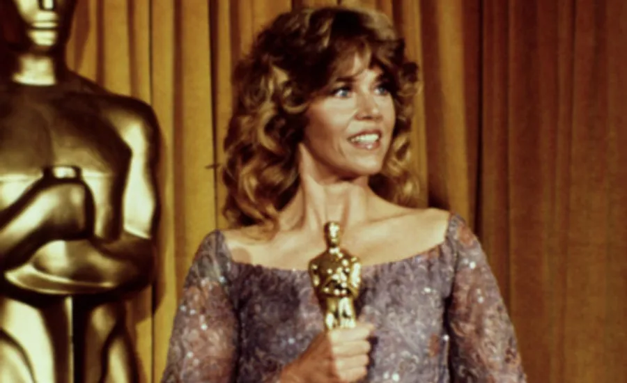 jane fonda holding her oscar