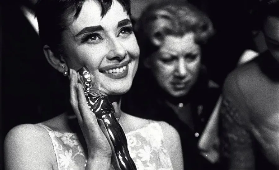 audrey hepburn holding her oscar